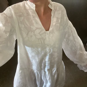 Klänning  - Säljer denna jättefina klänning perfekt nu till sommaren och studenten💕 den är tyvärr lite liten för mig och kommer därför inte till användning. Pris kan diskuteras, skicka gärna prisförslag❤️