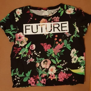 Blommig shirt 🌺💕 - Aldrig använt. Fin blommig shirt för sommaren. Passar många storlekar. Priset går att förhandlar. 💕