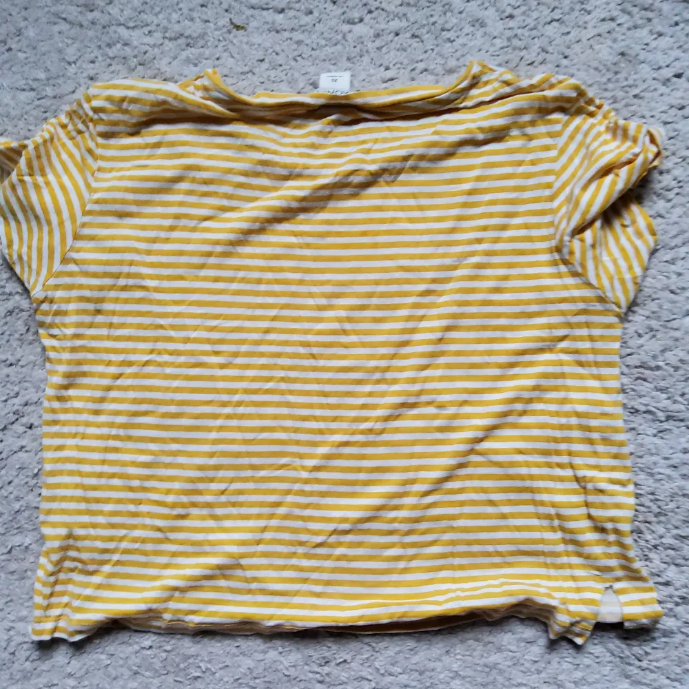 Gullig gulrandig tröja från Monki. Från second hand ochär väl använd men i bra skick! Ger mycket sommarvibes. T-shirts.