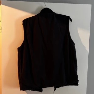 Flece väst - Skön flece väst aldrig använd, ingen märke på den alls. Står storlek S men är stor i storlek så passar M eller L 