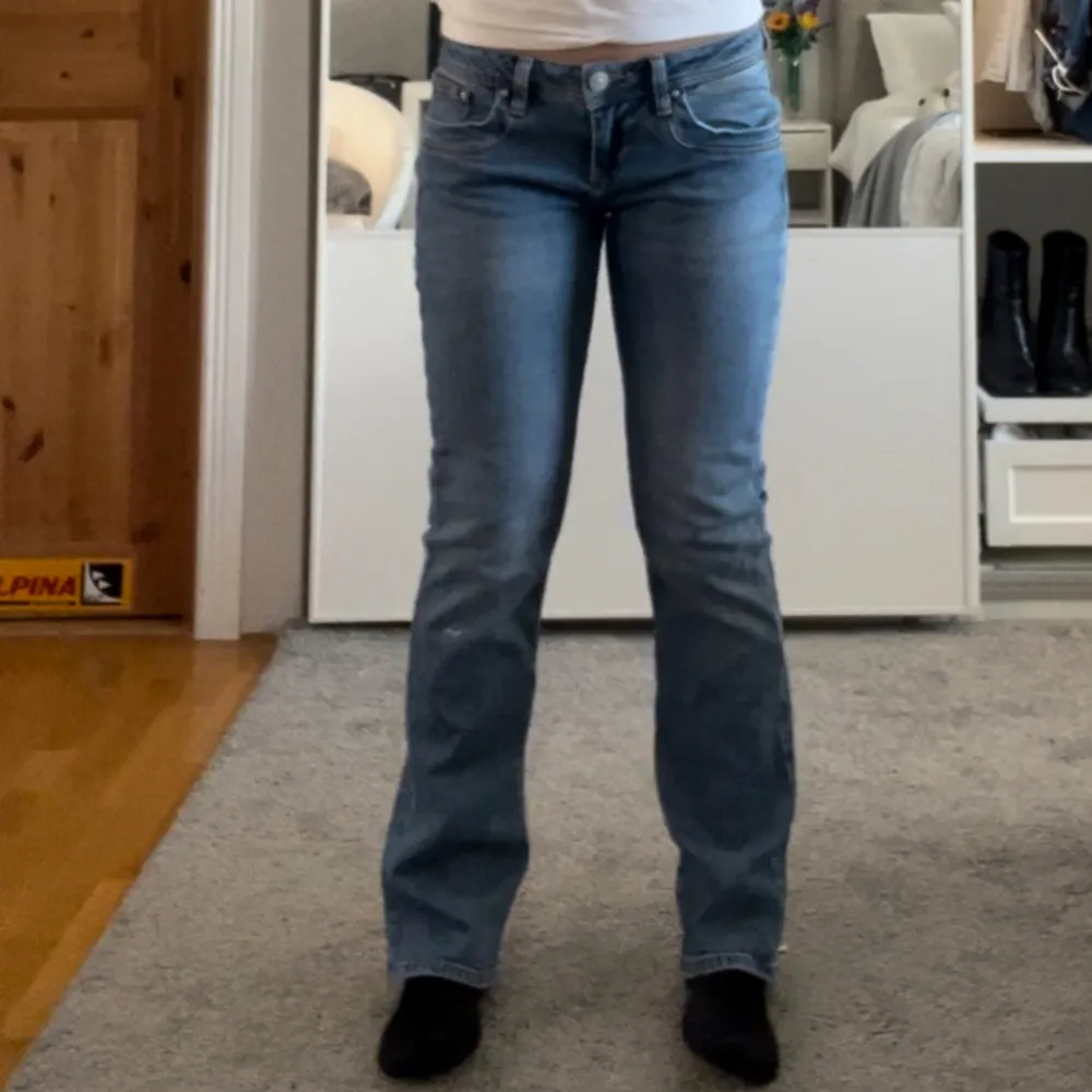 Säljer dessa Ltb jeans i modellen ”valeri” Storleken är 28/30 skulle säga de passar 34-36  Innerbenslängd: 80cm och midjemått rakt över: ish 38cm Original pris är runt 1000kr. Inga defekter men anväder de inte så vill sälja . Jeans & Byxor.