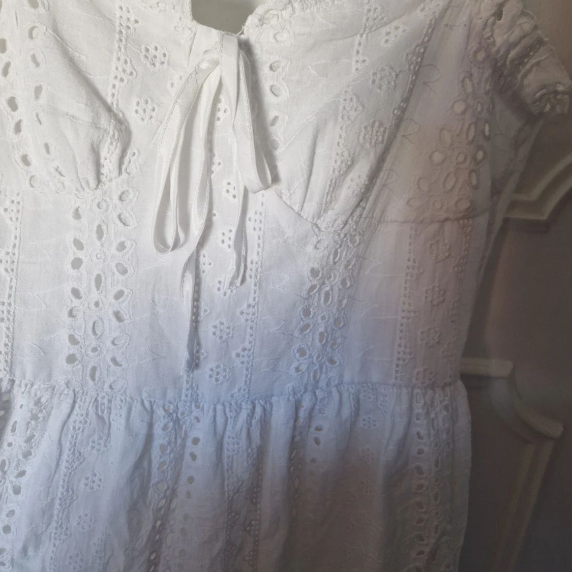 Vit broderad klänning - 90