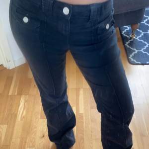 Säljer mina fina hm jeans! Så fina svarta jeans! Hör av dig om du är intresserad! Köparen står för frakten💕