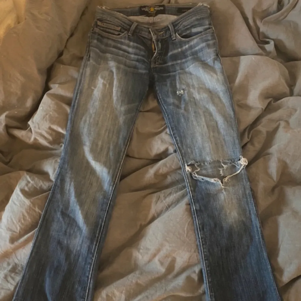 Skitsnygga lowwaist bootcut jeans med snygga slitningar đ jeansen Ă€r frĂ„n luckybrand, storlek xs đ skriv privat för fler bilder eller frĂ„gor đ midjemĂ„tt: 76 (38 rakt över) innerbenslĂ€ngden: 82 (gylfen gĂ„r att stĂ€nga hela vĂ€gen, de e för smĂ„ för mig). Farkut & Housut.
