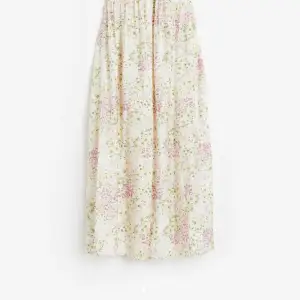 Någon som har denna klänning de vill sälja? Söker den i storlek xs