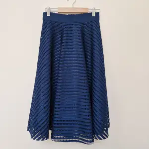 Navy blå kjol.   70 cm längd 33 cm bredd