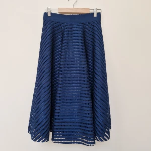 Navy blue skirt - Navy blå kjol.   70 cm längd 33 cm bredd