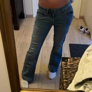 Skitsnygga lågmidjade jeans! 💕💕💕passar någon runt 1,55