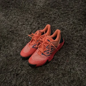 New balance tennisskor  - Säljer dessa snygga men framförallt sköna tennisskorna  New balance  Storlek 44,5  Nya 