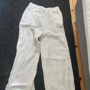 Linnebyxor  - Linnebyxor från Gina Tricot stl 36 Små fläckar längst ner som ej syns när man bär dom(se bild)