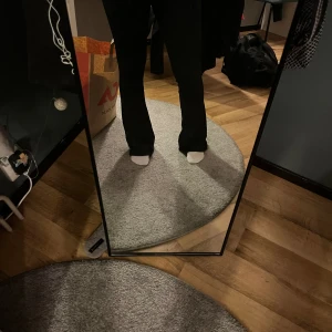 Svarta utsvängda byxor - Svarta utsvängda byxor i storlek XS från Lager 157. Använda men säljes för att de blivit för små.