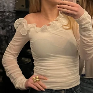 Supersnygg topp😍 - Superfin lite festligare topp💓 Köpt på Bikbok knappt använd💓 Pris kan diskuteras!