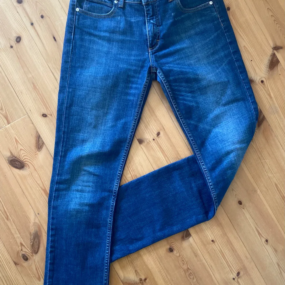 Acne jeans  Låg midja, raka ben. Snygg jeansblå färg Storlek 29/32. Jeans & Byxor.