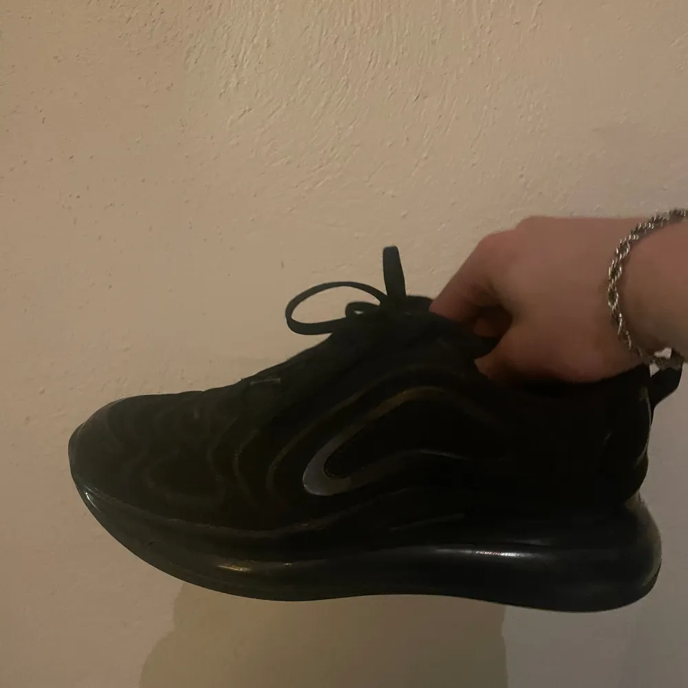 Nike air Max 720 ny pris ca 2000kr Storlek 37,5  Dom är lite använda de är en liten repa på sulan . Skor.