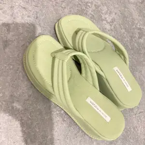 gröna tofflor från ”design by Mariam” i storlek 41 enligt skorna men passar mer storlek 38-39! perfekt för sommaren och stranden