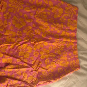 Säljer denna färgglada kjol från bikbok då den aldrig kommer till användning. Har en slits vid sidan. Skriv för mer bilder, pris kan diskuteras 💐