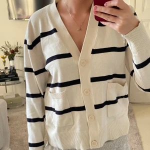 Kofta - Superfin stickad mjuk kofta från zara. Använd några gånger men i bra skick. Kommer tyvär inte till användning. Vit/ benvit med blå/svarta ränder.