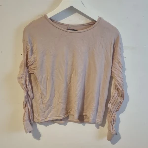 Hej jag säljer min tröja för den används inte så någon annan kan få köpa den💕💕 - En fin tröja med bra skick tryck INTE på köp nu💕