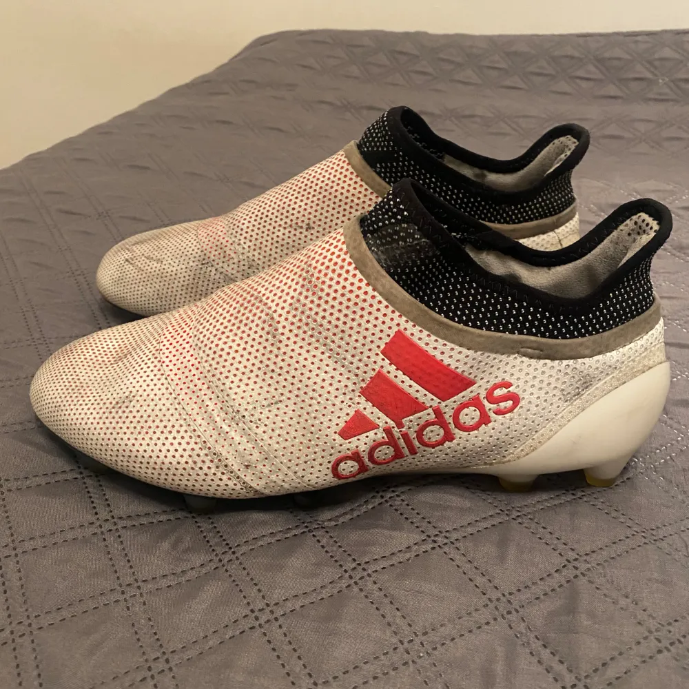 Adidas fotbollsskor som är använda men knappast slitna och har inga skador, lite smutsiga på utsidan som gör så att dem ser lite gamla ut, väldigt sköna skor som sitter perfekt . Skor.