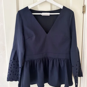 By Malina blus - Marinblå blus från by Malina! köpt på Sellpy för 750 kr, Storlek M. Jag säljer eftersom blusen inte passade mig i storleken.