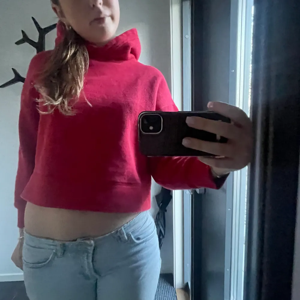 Säljer den här super snygga röda hoodien från zara då den är för liten för mig. Den är i storlek S. Kontakta mig innan köp! Tryck ej på köp nu! 💞. Hoodies.