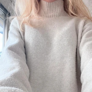 Stickad tröja - Stickad polotröja från uniqlo. Köpt förra sommaren. Nyskick och Storlek xs.💕