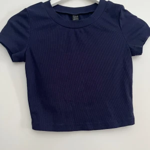 T-shirt - En t-shirt som aldrig används för att den var för liten. Den är i storleken xs och är från shein