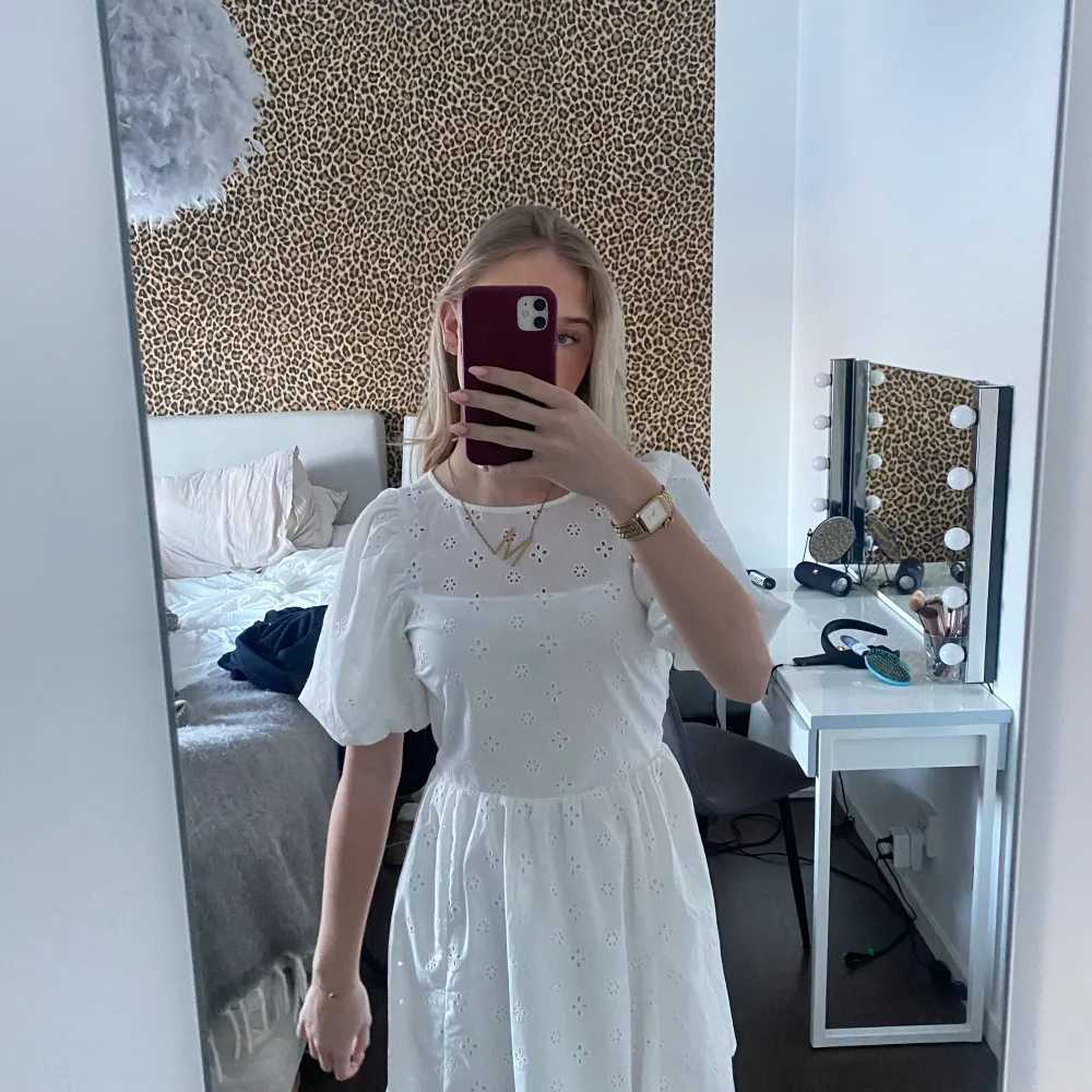  Jättefin vit klänning som endast är använd vid ett tillfälle. Perfekt till student skolavslutning eller konfirmation. Den är i super fint skick och har även öppen rygg skriv så skickar jag fler bilder. . Klänningar.