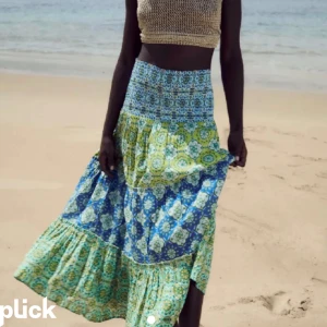 Volang kjol - Säljer denna grön blåa volang kjolen använd några få gonger och i bra skick. Pris kan diskuteras🤗