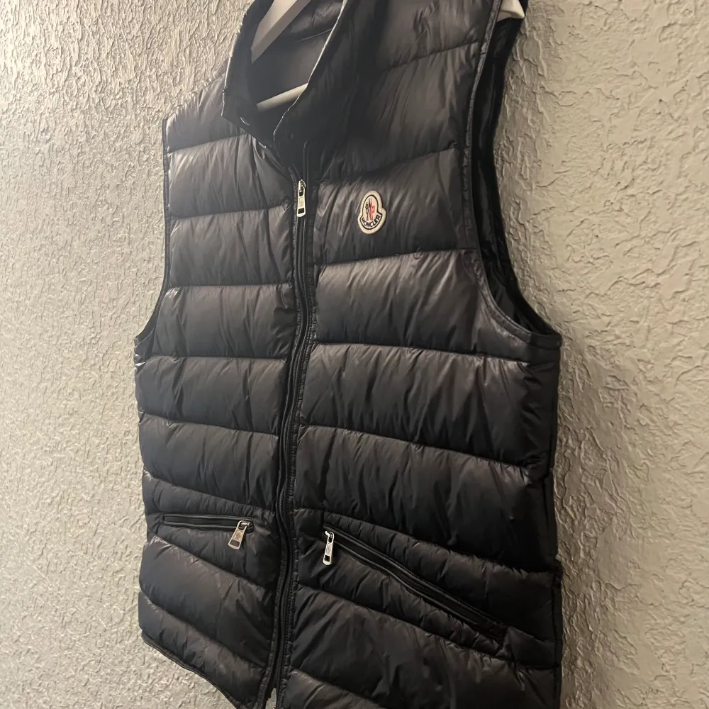 Klassisk och tidlös Moncler-väst i behov av lite kärlek, erbjuds för 1100 kr. Och även om dragkedjan är trasig, är det en enkel fix för den händige. . Jackor.