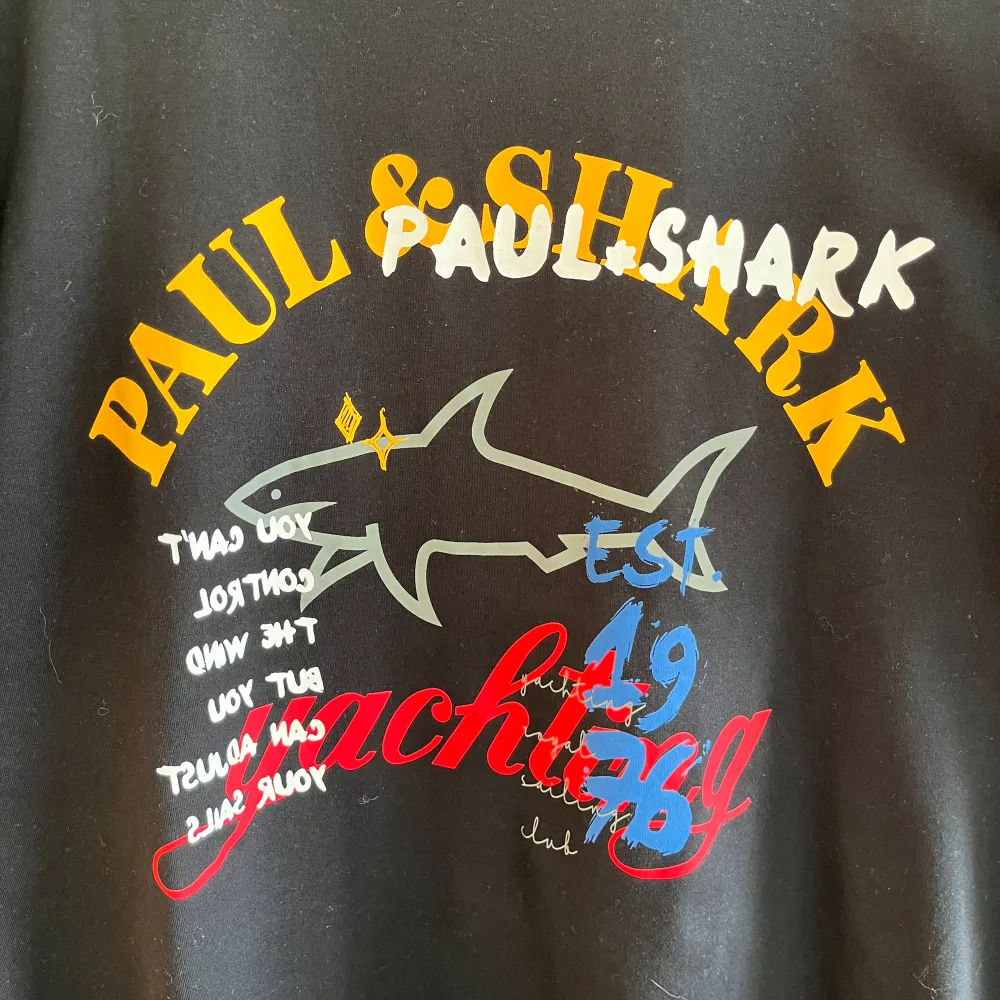 Säljer en nästan helt ny Paul and shark t shirt, storlek m, jag på bilden är 182, nypris ca 1900, skick 9,5/10, pris kan diskuteras . T-shirts.
