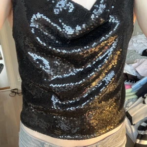 Glittrig topp - Supersöt glittrig topp/linne från bikbok. Använd en gång och är i toppenskick. Är i storlek M men passar större och mindre. Köpt för 350 kr men säljer för 220 kr. Säljer för att den inte kommer till användning. Skriv för frågor eller fler bilder. 