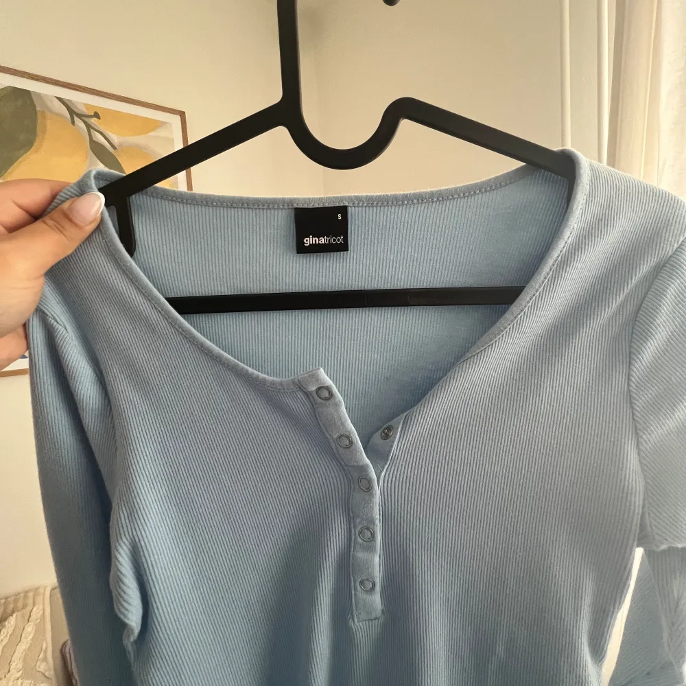 Blå långärmad tröja med silvriga knappar 🩶 köparen står för frakt ❣️. Tröjor & Koftor.