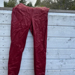 Zara vinröda skinnbyxor - Vinröda skinnbyxor med slits från Zara i storlek S. Använda ett fåtal gånger och är fortfarande i bra skick. 