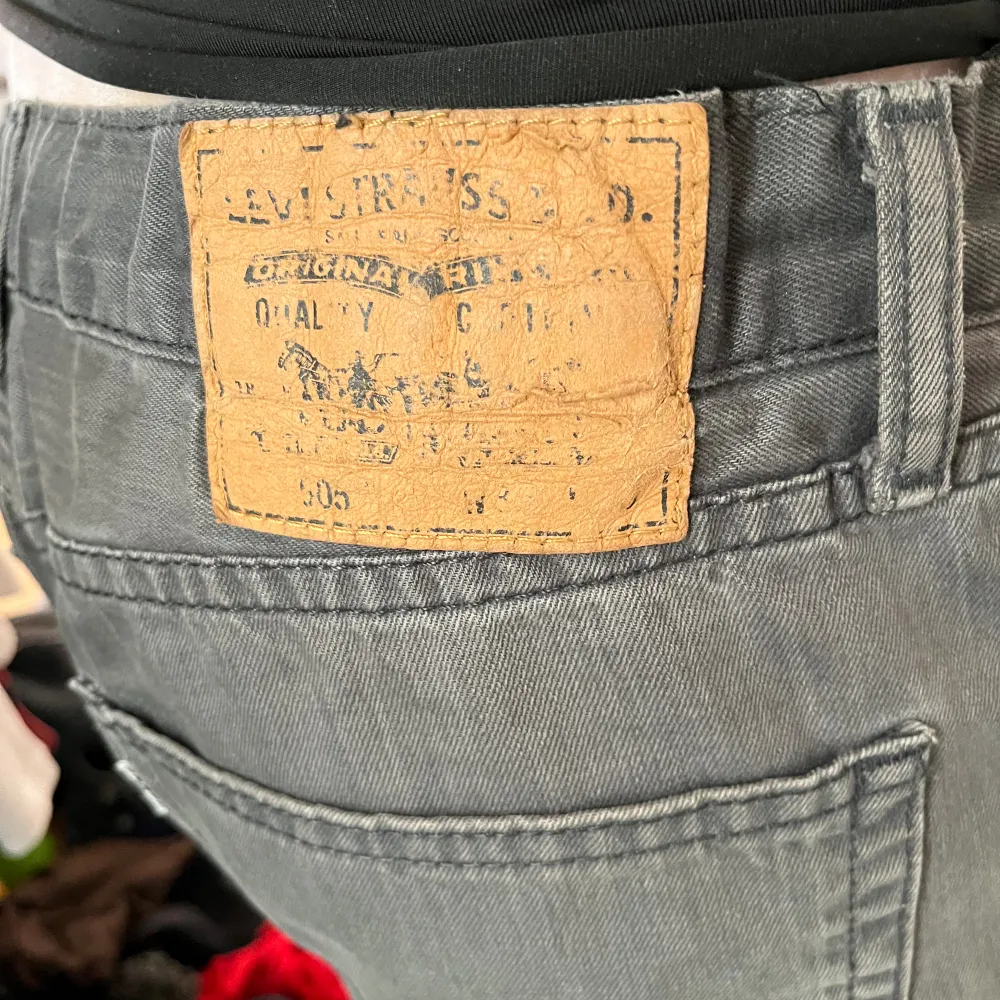 Köpta secondhand för något år sedan, har ett elastiskt band i midjan som satts dit av tidigare ägare men går att ta bort om man vill. Sitter med bandet bra på mig som har 36-38. . Jeans & Byxor.