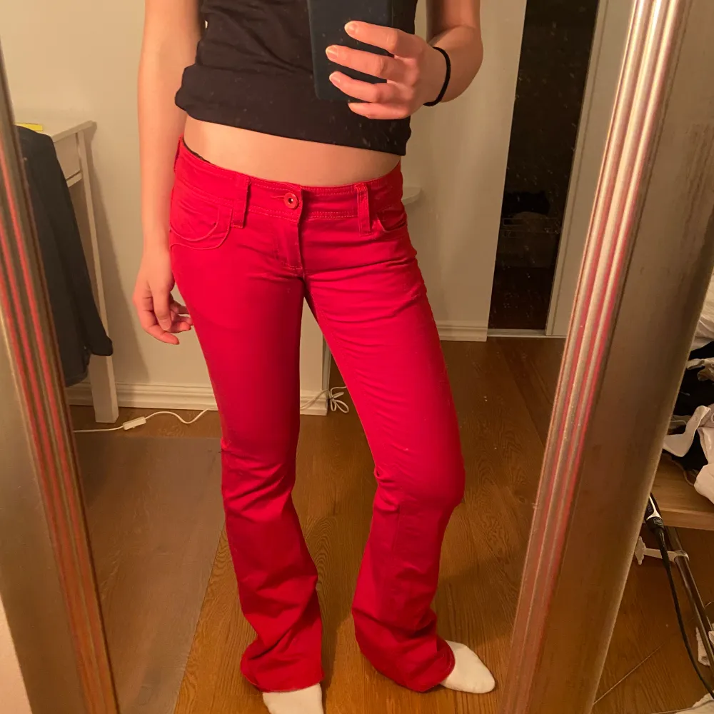 INTRESSEKOLL på dessa unika jeans! Bootcut och lågmidjade! Det är för långa på mig som är 165cm, därmed syns det inte att dem är bootcut. Super fina och jätte unika! Super svårt att få tag på trendiga röda jeans, perfekta till våren och sommaren!. Jeans & Byxor.