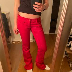 INTRESSEKOLL på dessa unika jeans! Bootcut och lågmidjade! Det är för långa på mig som är 165cm, därmed syns det inte att dem är bootcut. Super fina och jätte unika! Super svårt att få tag på trendiga röda jeans, perfekta till våren och sommaren!