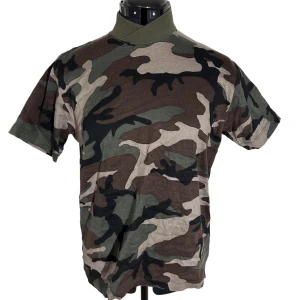 Camouflage t-shirt - Fett nice camo tee köpt secondhand i Tokyo! 