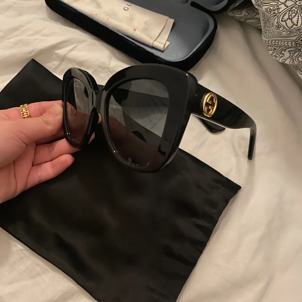 Svarta Gucci glasögon i modellen GG0327S, dom är i jätte fint sick har knappt använts bara en sommar dom är som helt nya har inte kvittot kvar pris kan diskuteras 🤍. Accessoarer.