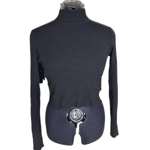 Croppad polo - Super fin ribbad och croppad polo tröja som sitter väldigt kroppsnära