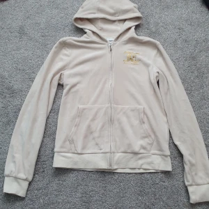 Juicy ziphoodie  - En juicy hoodie som inte har använts👍 skriv gärna om du är intresserad och om du har frågor😁