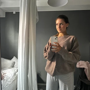 Tröja - Säljer denna brun-beiga stickade tröjan från Weekday. Knappt använd och så fin och neutral, passar alla! Hör av dig om du har några frågor🫶🏼