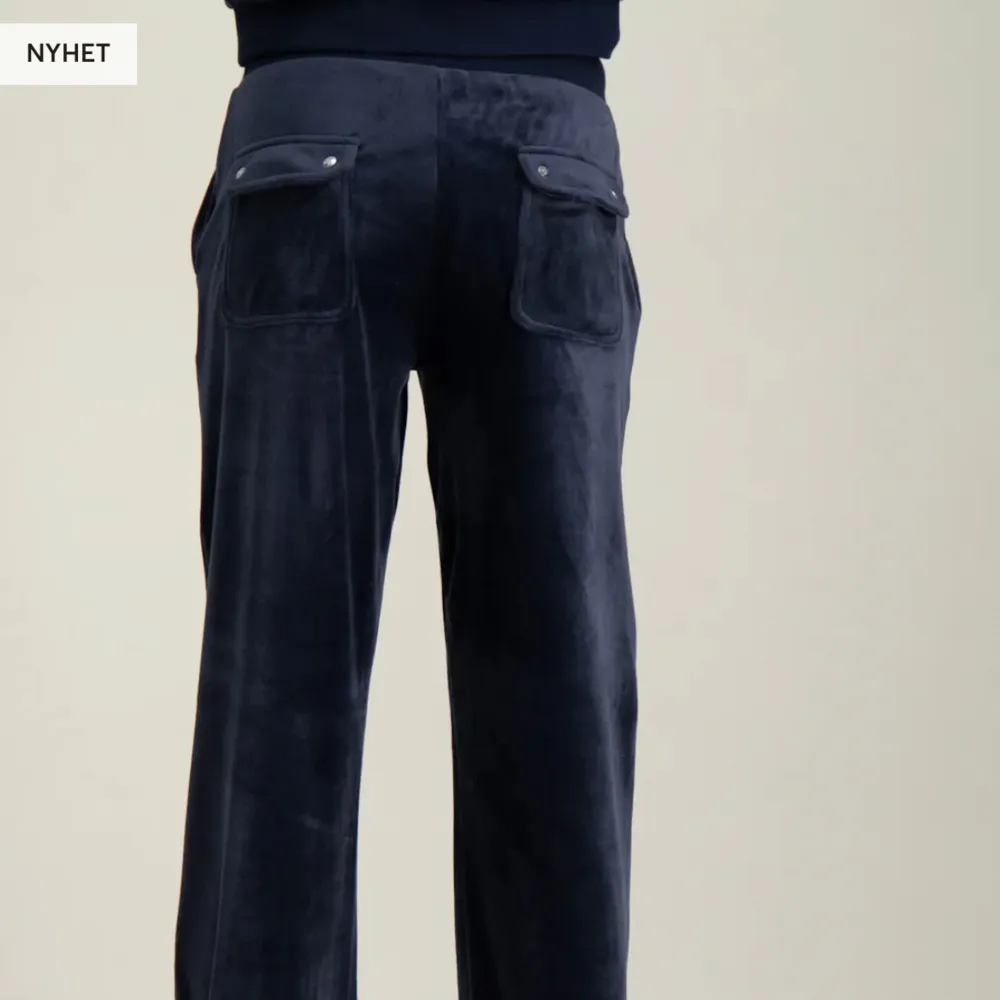 Säljer mina svarta byxor, de är inte de blå på bilden men samma model hitta inte de svarta på hemsidan💗. Jeans & Byxor.