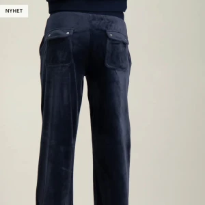 Svarta juicy  - Säljer mina svarta byxor, de är inte de blå på bilden men samma model hitta inte de svarta på hemsidan💗