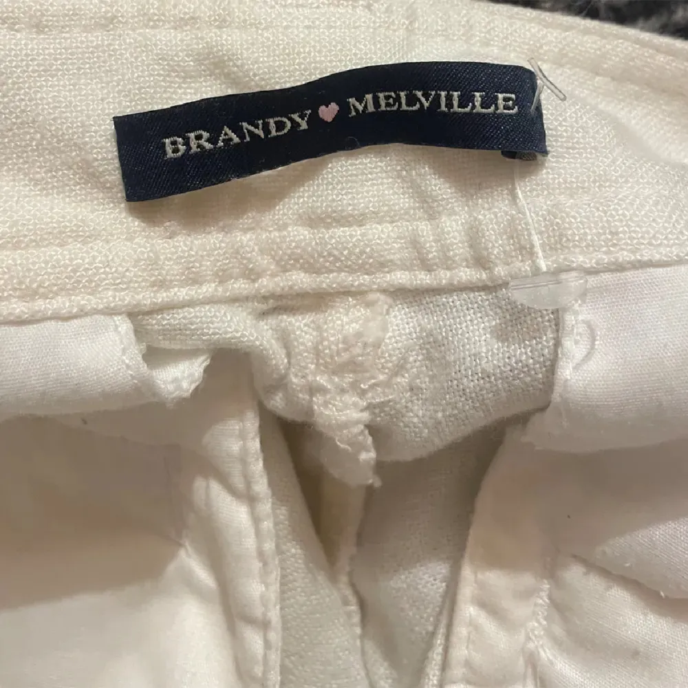 Brandy Melville linnebyxor som ej säljs mer köptes för 550+ och knappt använda. Jag på bilden när oftast xs/xxs. . Jeans & Byxor.