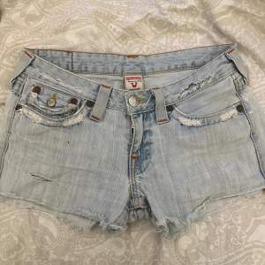 Lågmidjade Jeans shorts från true religion. Storlek 28 (xs/s)