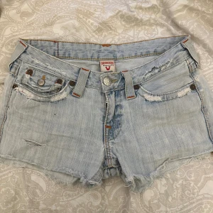 True religion shorts lågmidjade - Lågmidjade Jeans shorts från true religion. Storlek 28 (xs/s)