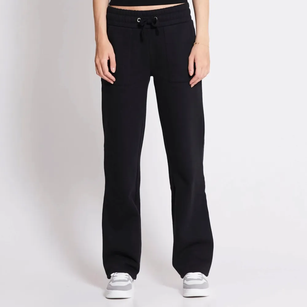 Säljer mina svarta low waist mjukisbyxor från lager 157. Köparen står för frakt🤍🤍. Jeans & Byxor.