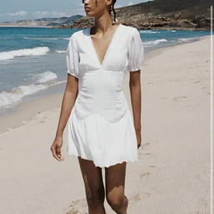 Vit zara klänning  - Superfin klänning helt oanvänd med lapp kvar och från Zara! Perfekt till studenten eller skolavslutning eller bara till sommaren 😍❤️🔥