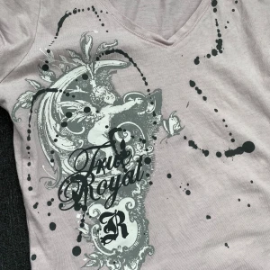 Graphic tee - Supersnygg graphic tee från Gina Tricot. Använder inte själv och säljer därför. Passar xs-s. Inga skador eller fläckar.